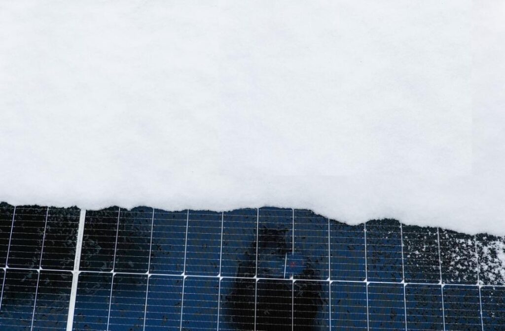 مواجهة تراكم الثلوج: طريقة سويسرية جديدة تحمي الأنظمة الشمسية الجبلية من ضياعات الطاقة