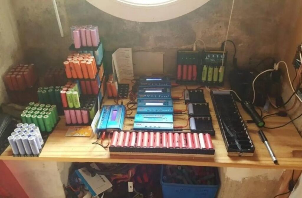 ألف بطارية حاسوب تُلغي فاتورة الكهرباء: قصة نجاح استمرت 8 سنوات بلا أعطال