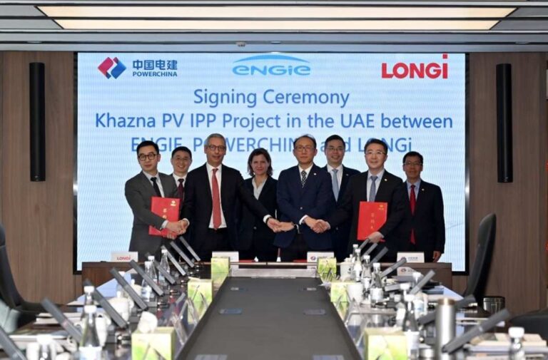 قطاع الطاقة في الإمارات يشهد قفزة نوعية: ألواح “BC” ترسي معايير عالمية جديدة لمشاريع الطاقة الشمسية شراكة ثلاثية بين لونجي وباور تشاينا وإنجي لتطوير مشروع 'الخزنة 1' الشمسي في أبوظبي
