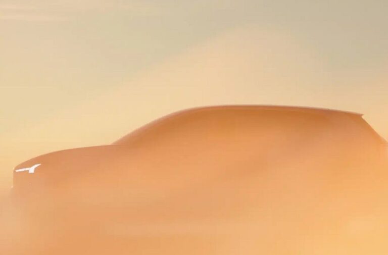 سيارة فولفو EX60 خلال الاختبار