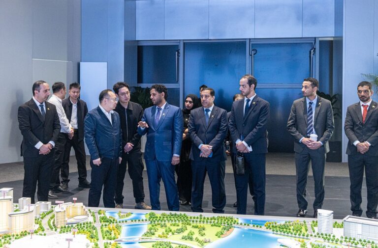 عُمان والصين تبحثان إنشاء مجمّع صناعي متكامل للطاقة المتجددة