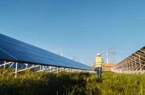 مهندس طاقة متجددة