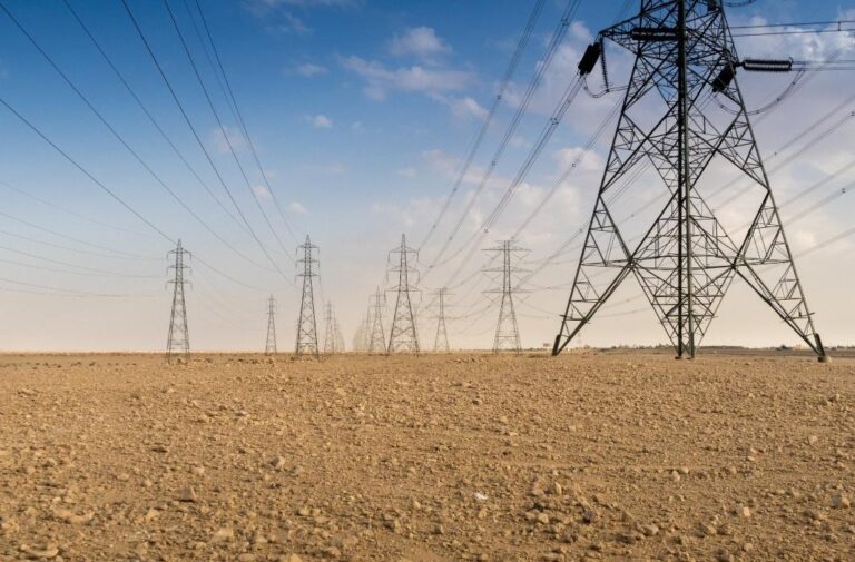 “الكهرباء” العراقية تنفي رفع التعرفة وتؤكد استمرار الدعم الحكومي أبراج الكهرباء