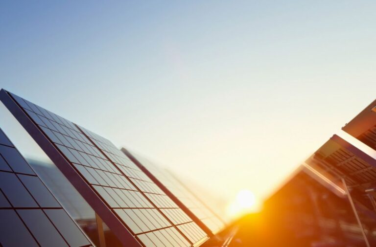 ألواح شمسية