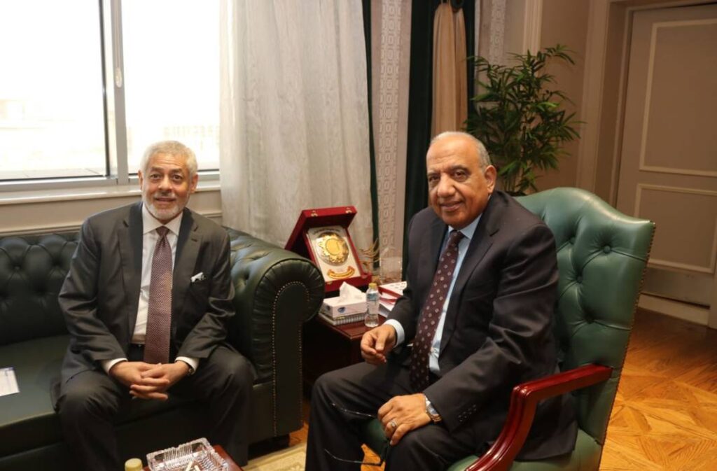 صورة من لقاء الدكتور محمود عصمت مع الشيخ حسين النويس