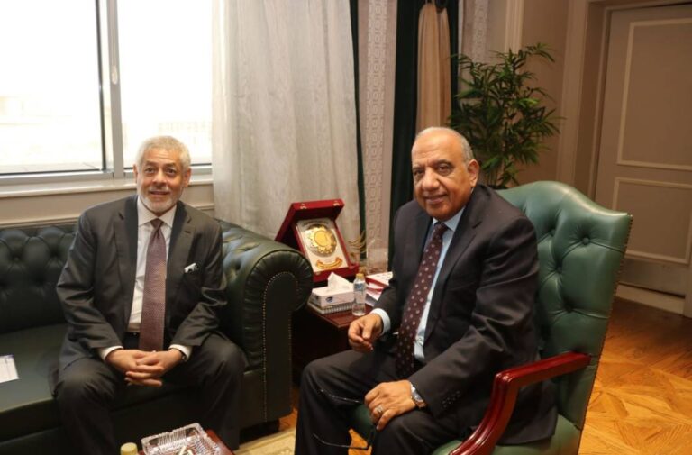 صورة من لقاء الدكتور محمود عصمت مع الشيخ حسين النويس