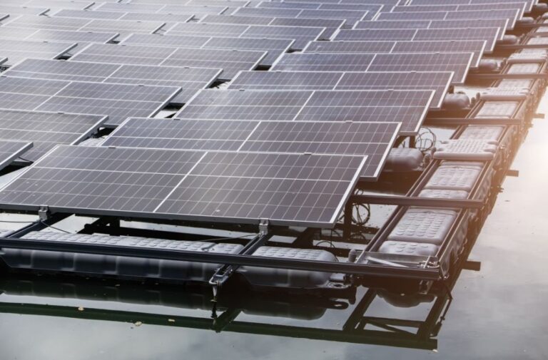 السعودية تطلق أول محطة طاقة شمسية عائمة محطة طاقة شمسية عائمة