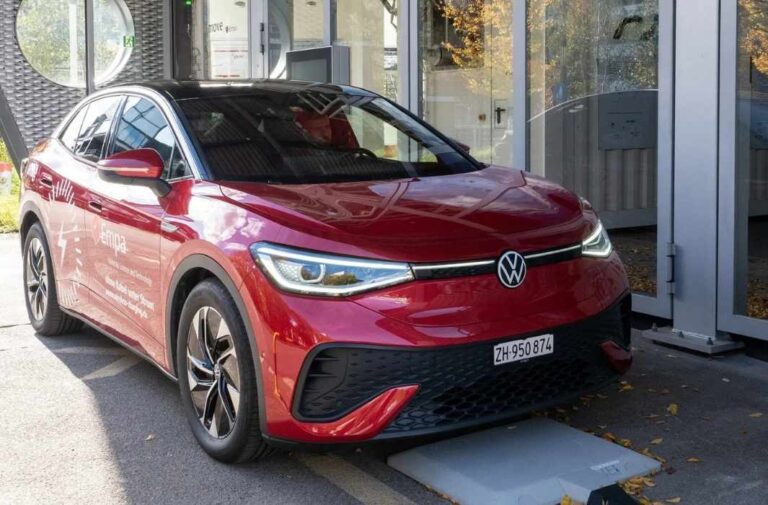 وداعاً للكابلات.. تقنية سويسرية تقلب موازين شحن السيارات الكهربائية بكفاءة 90% وداعاً للكابلات.. تقنية سويسرية تقلب موازين شحن السيارات الكهربائية بكفاءة 90%