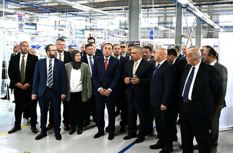 مدبولي يُدشن مصنع جديد في بدر لدعم ثورة السيارات الكهربائية بخطوط إنتاج مؤتمتة افتتاح مصنع ليوني- مصر لضفائر السيارات الكهربائية