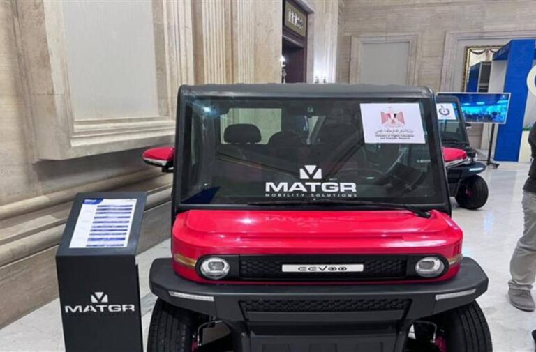 مصر تُدشن سيارة كهربائية محلياً: إنتاج مشترك بين أكاديمية البحث العلمي و”متجر” سيارة ماتجر الكهربائية