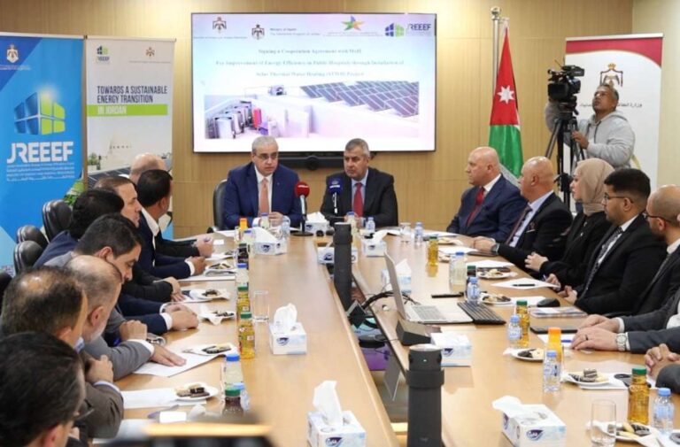 الأردن يُطلق مشروعاً استراتيجياً بـ 3.3 مليون دينار: أنظمة تسخين مياه شمسية لـ 33 مستشفى حكومياً أثناء توقيع الاتفاقية بين وزارة الطاقة ووزارة الصحة