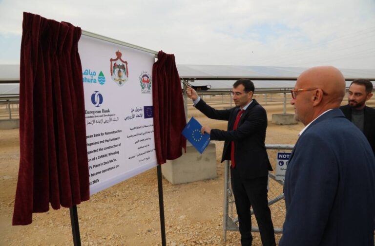 افتتاح مشروع للطاقة الشمسية في محطة “الزارة” لخفض كلف التشغيل المائية في الأردن تدشين محطة الطاقة الشمسية في الزارة