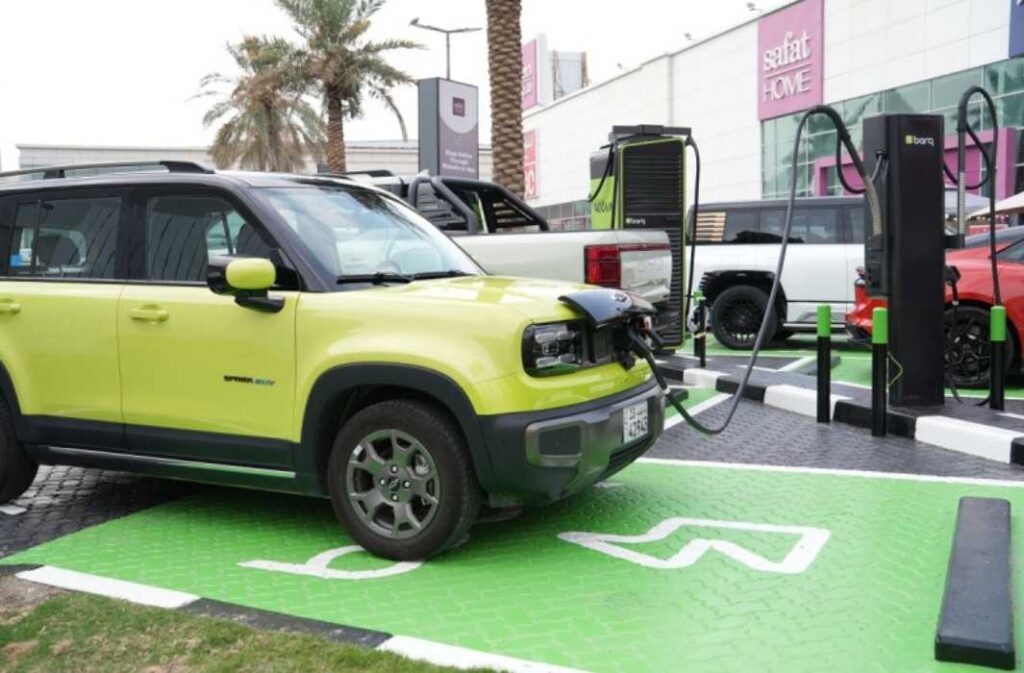 سيارة تشحن من محطة برق