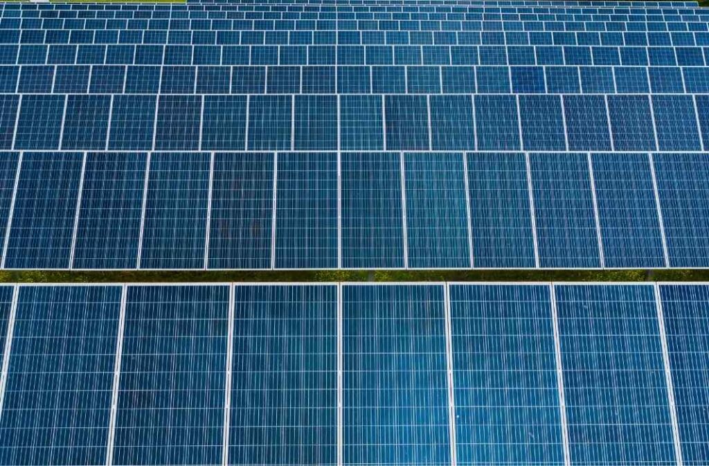 انطلاق أعمال التشييد في أضخم مشروع إماراتي ياباني للطاقة الشمسية وتخزين البطاريات بمصر (تعبيرية)