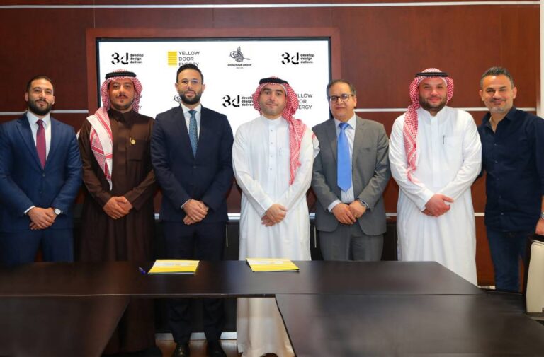 حفل توقيع الاتفاقية في مكتب مجموعة شلهوب بالرياض، في المملكة العربية السعودية. من اليسار إلى اليمين: محمد طرابلسي، سراج السقا، خالد شبارو، محمد الدباغ، عمر زويري، معتصم جمجوم، داني قصابيان.