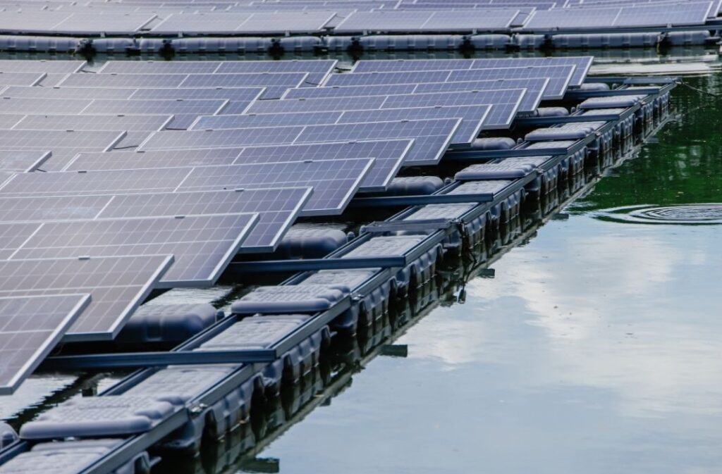 طاقة شمسية عائمة