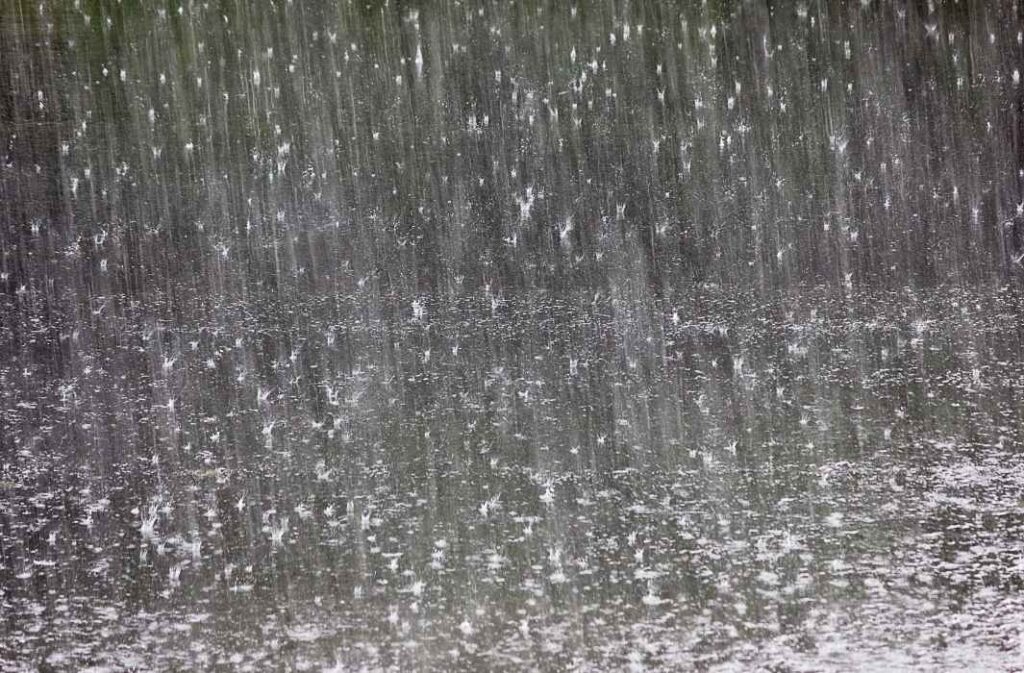 60 فولط من قطرة واحدة.. تقنية كورية تولد الكهرباء من المطر دون بطاريات