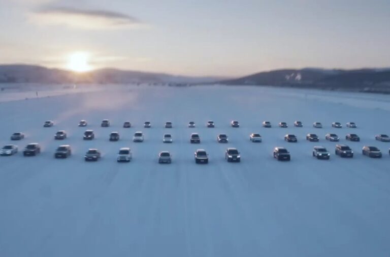 بأرقام قياسية ودخول “جينيس”.. الصين تطلق أكبر اختبار شتوي للسيارات الكهربائية في العالم مجموعة من السيارات