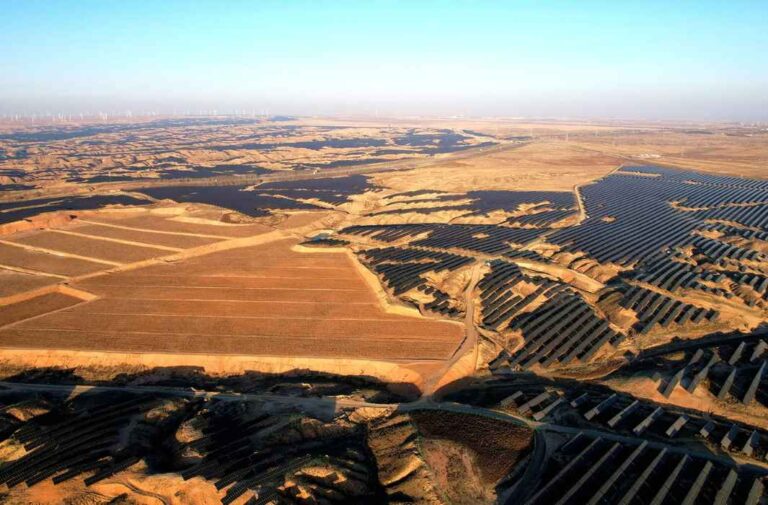 نظام طاقة شمسية في صحراء جوبي