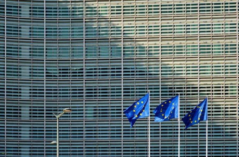 المفوضية الأوروبية تدعم 235 مشروعًا عابرًا للحدود لتعزيز شبكات الطاقة النظيفة مبنى المفوضية الأوروبية