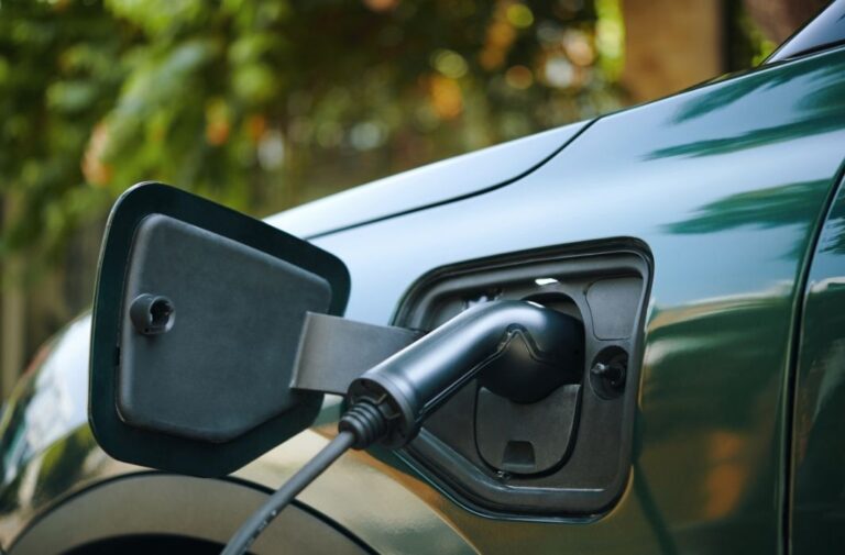 شحن سيارة كهربائية