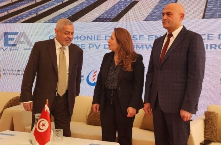 خلال تدشين محطة الطاقة الشمسية في القيروان بتونس