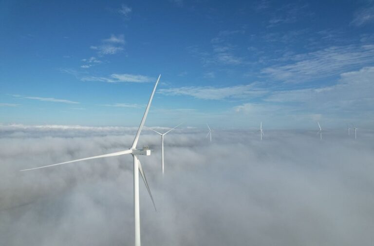 شركة مبادلة تستثمر 300 مليون يورو في منصة «ريزولف إنرجي»