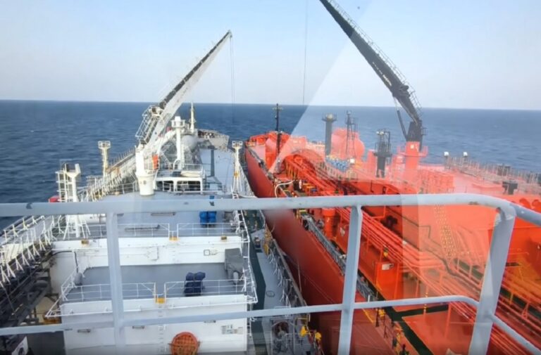 تنفيذ أكبر عملية نقل أمونيا من سفينة إلى أخرى عالميا في ميناء صحار العماني عملية نقل الأمونيا في ميناء صحار العُماني Photo credit: Exmar