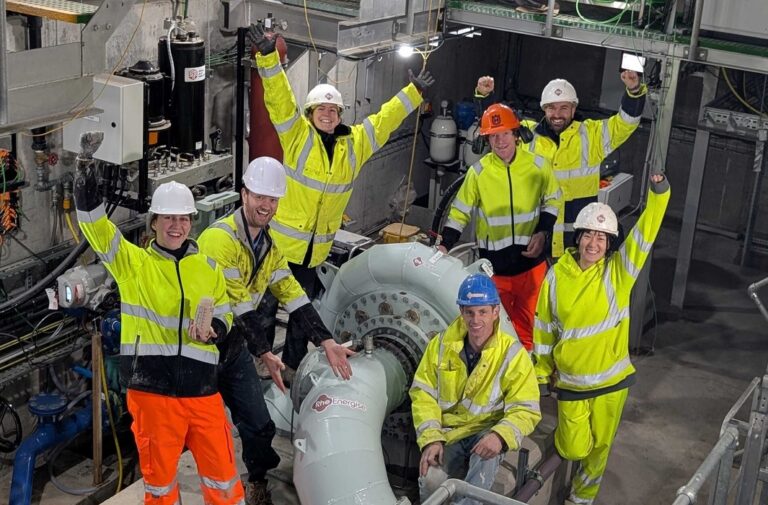 نظام كهرومائي “عالي الكثافة” لتخزين الطاقة يبدأ توليد الكهرباء بتقنية فريدة في بريطانيا النظام الكهرومائي الجديد