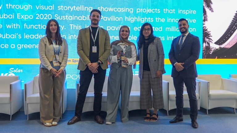 فريق سولارابيك يستلم الجائزة