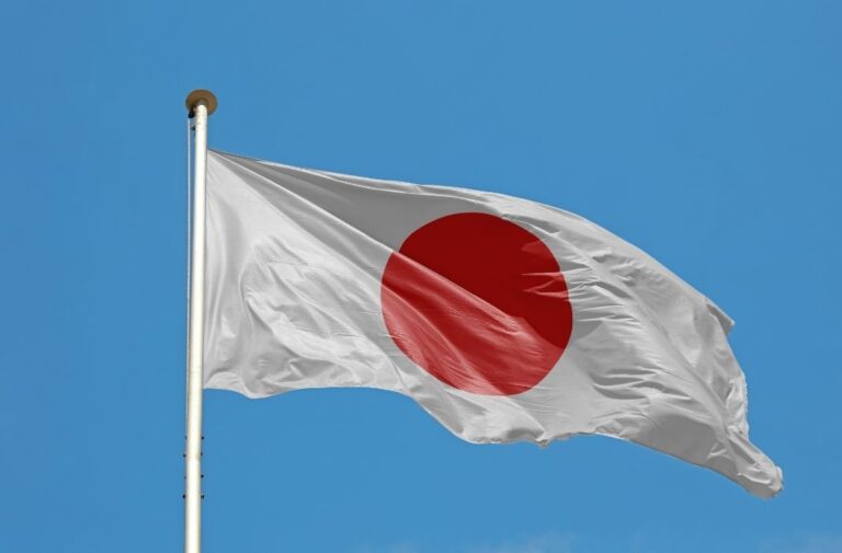 اليابان تُنهي دعم مشاريع الطاقة الشمسية العملاقة مع تشديد الرقابة البيئية علم اليابان