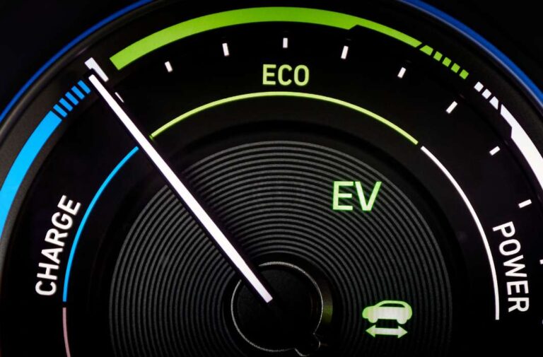 مؤشر استهلاك الوقود في سيارة كهربائية هجينة