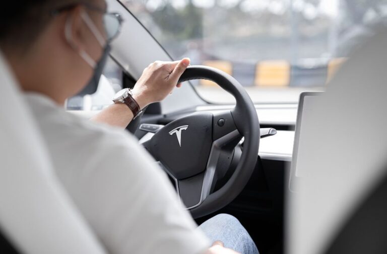 رجل داخل سيارة تسلا