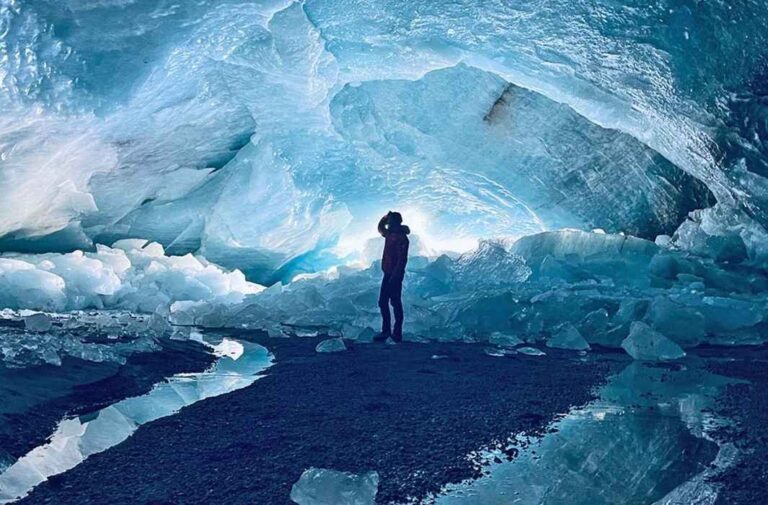 أحد الأنهار الجليدية في جبال الألب