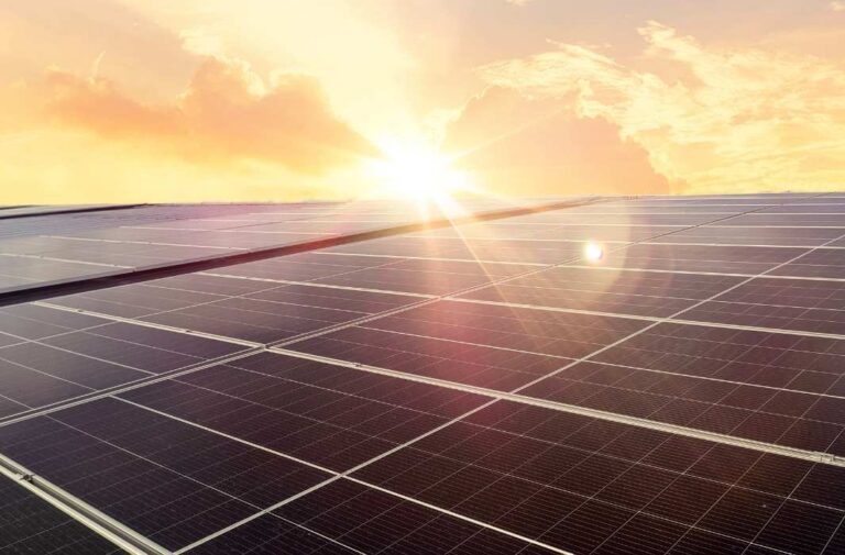 لمواجهة انقطاع الكهرباء.. عدن تبدأ تزويد 11 محطة صرف صحي بالطاقة الشمسية