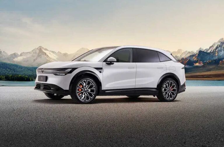 زيكر 7X في الإمارات.. هل تسحب البساط من العمالقة الألمان بنصف السعر؟ سيارة زيكر 7X