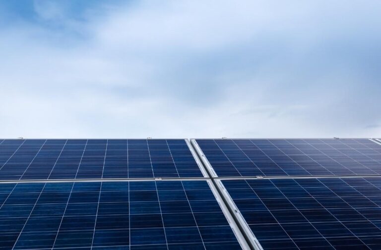 العراق: شمول 18 ألف مبنى حكومي بالطاقة الشمسية ودعم سكني بنسبة 90%