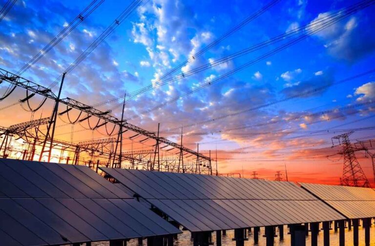 دولة عربية تقر قانونين لتمويل 10 محطات شمسية وممر إقليمي لنقل الكهرباء