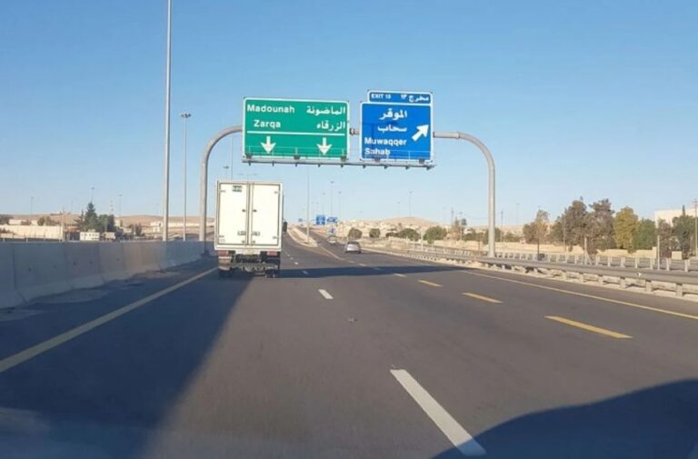 “الأشغال” تطلق عطاءً لإنارة “طريق المية” في الأردن بالطاقة الشمسية لتعزيز السلامة العامة شارع المية