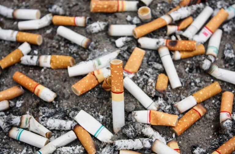 من نفايات سامة إلى موارد طاقة.. "أعقاب السجائر" تنافس بطاريات الليثيوم