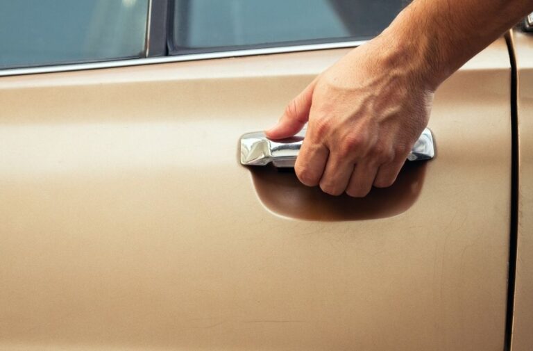 رجل يمسك مقبض باب سيارة