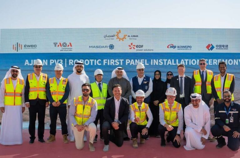 تركيب أول لوح شمسي في محطة العجبان الشمسية باستطاعة 1.5 جيجاواط في أبوظبي