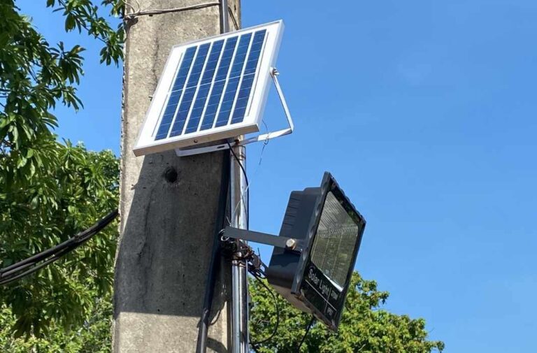 إنارة مزودة بلوح شمسي