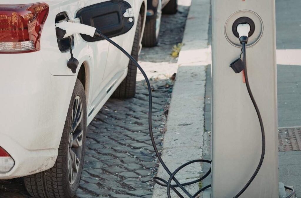سيارة كهربائية بيضاء
