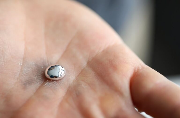 باحثون يطورون طريقة لاستخراج الهيدروجين من الماء بواسطة ضوء الشمس والغاليوم السائل