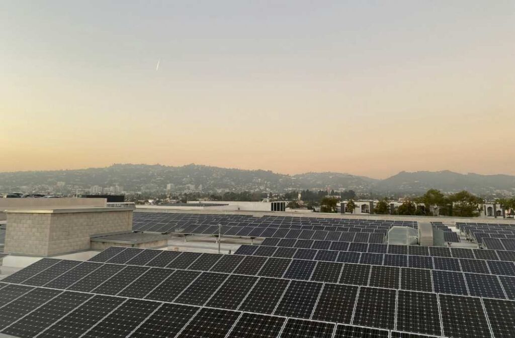 ألواح شمسية على سطح مبنى