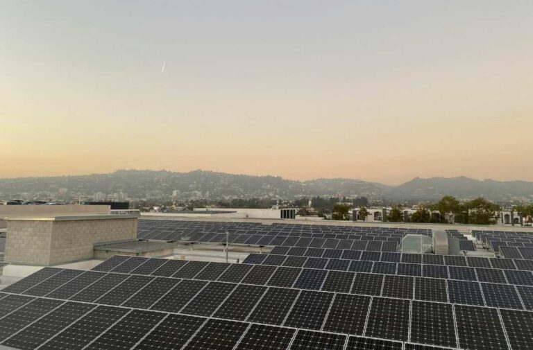 ألواح شمسية على سطح مبنى