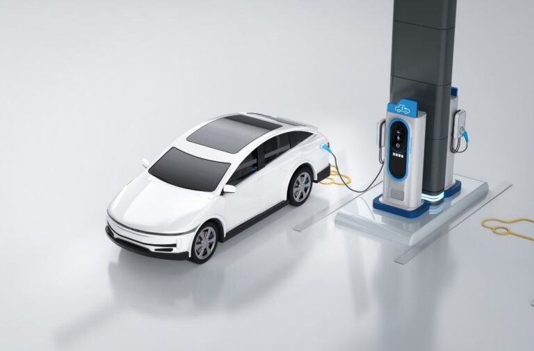 سيارة كهربائية بجانب نقطة شحن