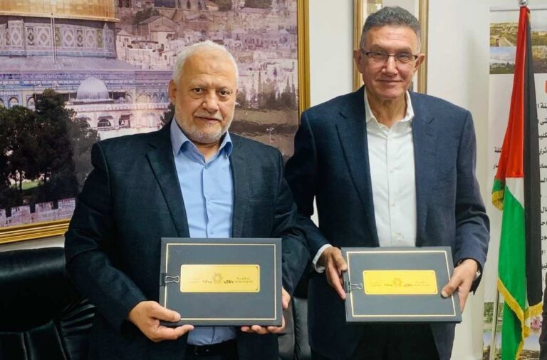 شراكة استراتيجية بين بلدية أريحا وكهرباء القدس لتعزيز الطاقة المتجددة السيد عبد الكريم سدر، والمهندس هشام العمري