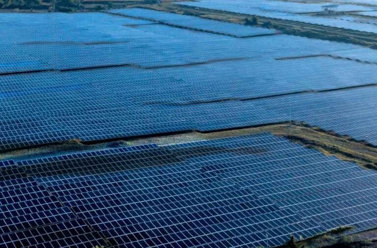 مصر تخصص 24.5 مليون متر مربع في قنا لإنشاء محطة شمسية جديدة مصر تخصص 24.5 مليون متر مربع في قنا لإنشاء محطة شمسية جديدة (تعبيرية)